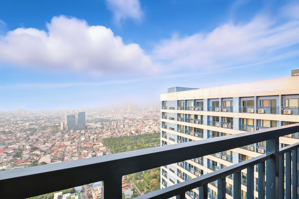 Room-sleek Studio With City Views on the