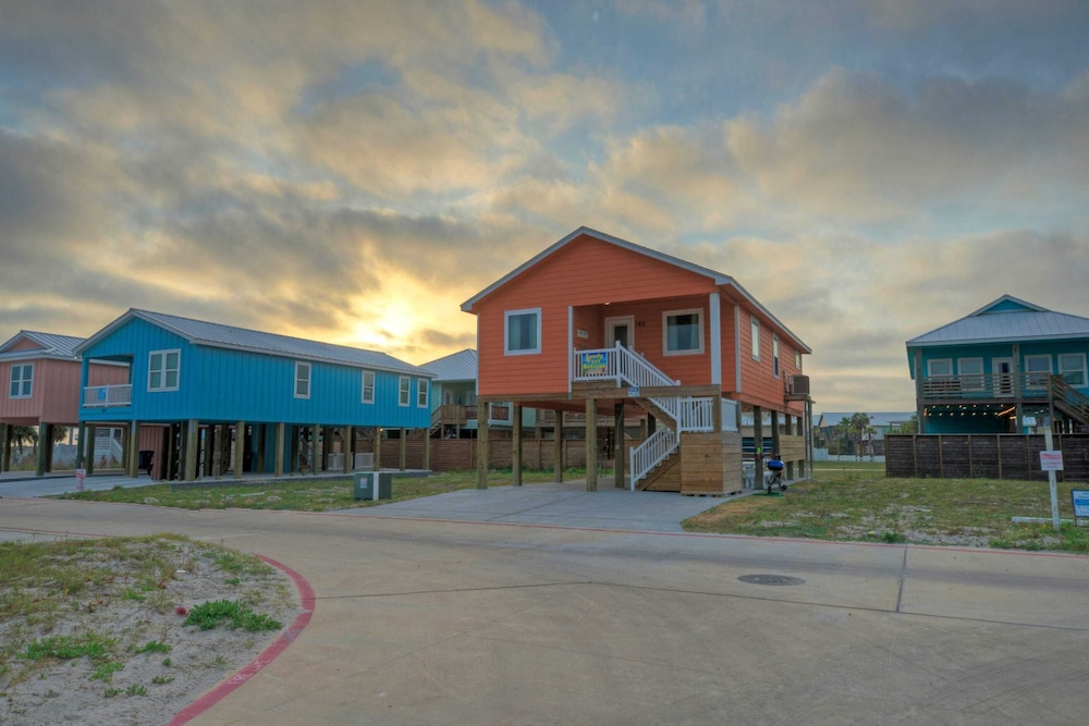 Port A Getaway Games, Grill, Close to Beach Sandy Feet Retreat by Avantstay