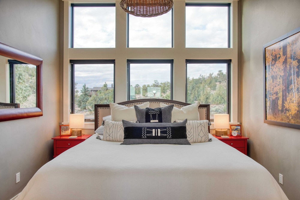 Brasada Ranch Retreat w/ Hot Tub + Views Resort Access w/ Pools, Horseback Riding, Sports, and More Hat Rock Loop by Avantstay