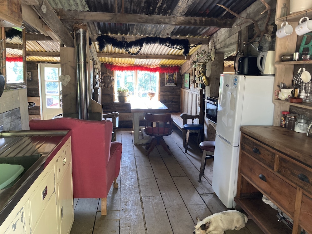 Outstandingly Situated Cosy Shepherds Hut view 4