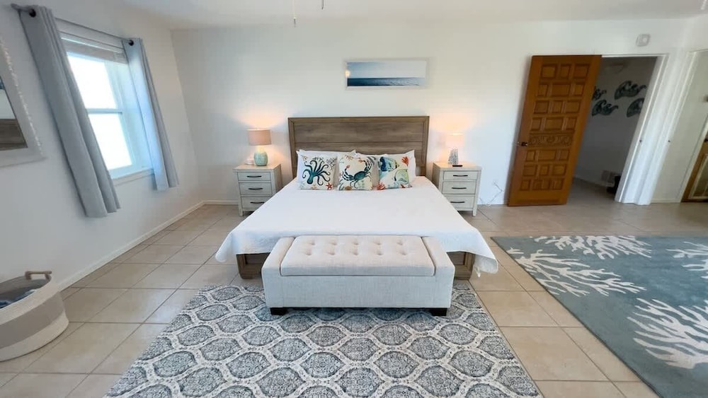 Fun Retro Island Vibe Sleeps 17 Beach 1 Block 4 Bedroom Home
