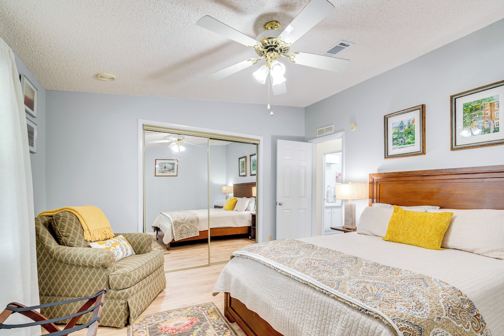 Hilltop Golf Course Cottage in The Villages!
