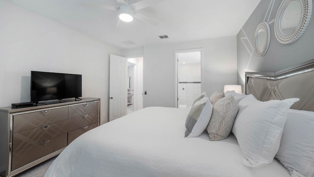 Solara Resort 5 Bedroom Home with Pool + Game Room 5 Home