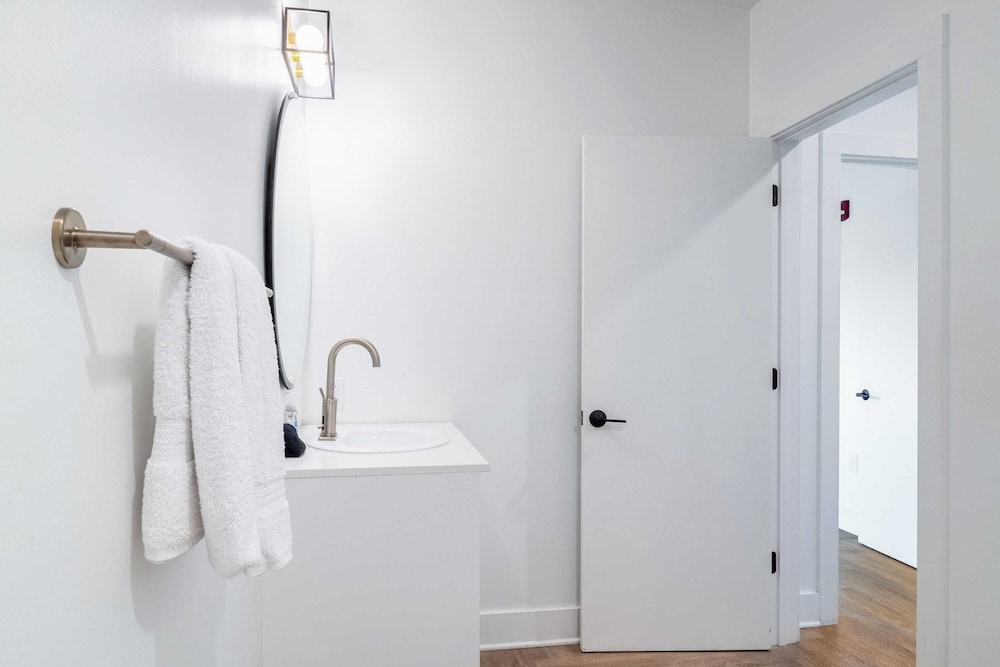 Dual Bachelor Pads w/ Rooftop Lounge & Games Sleeps 26 5 Min to Broadway