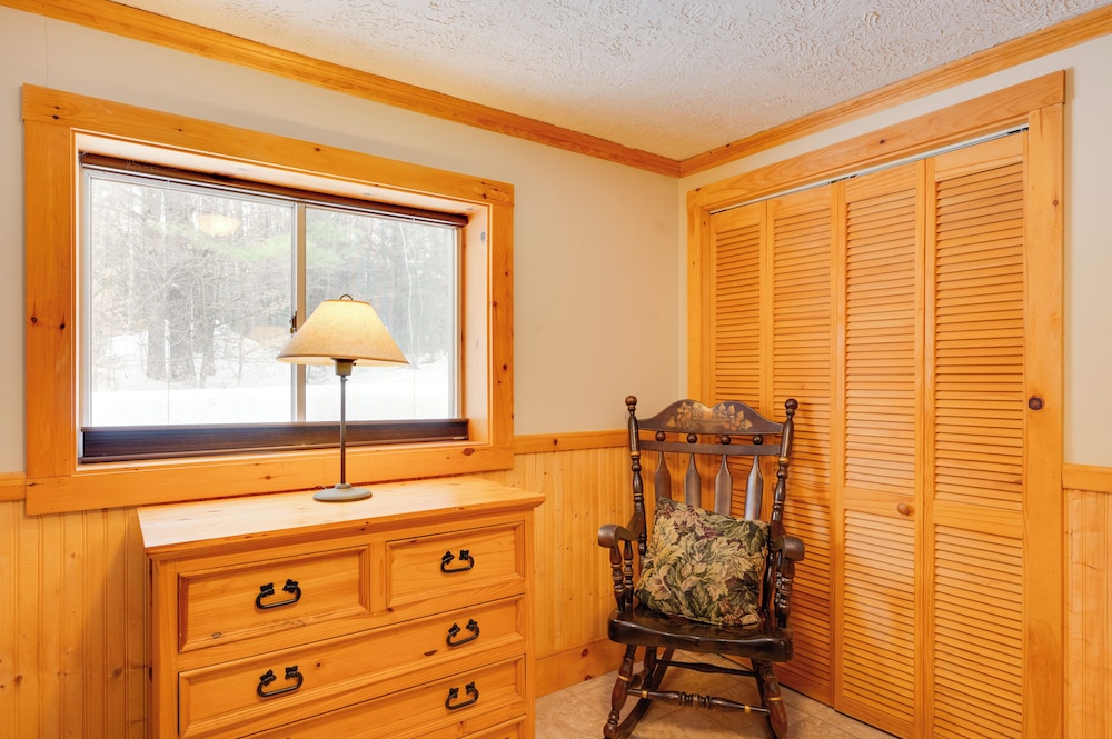 Hike & Ski: Cabin w/ Fireplace in Franconia!