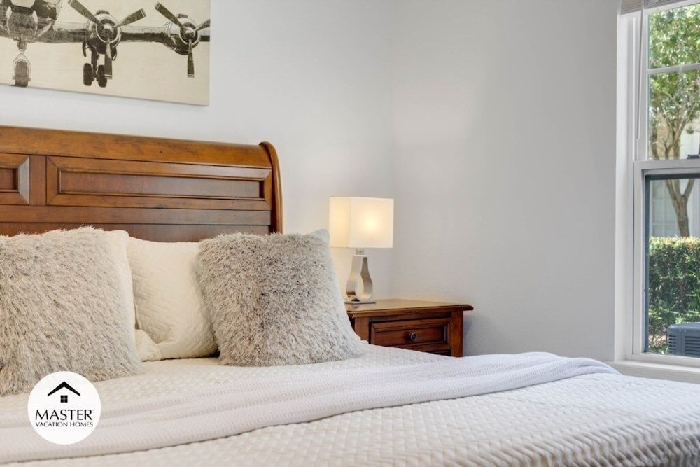 4 Bedroom Lucaya Village Townhouse by RedAwning view 5