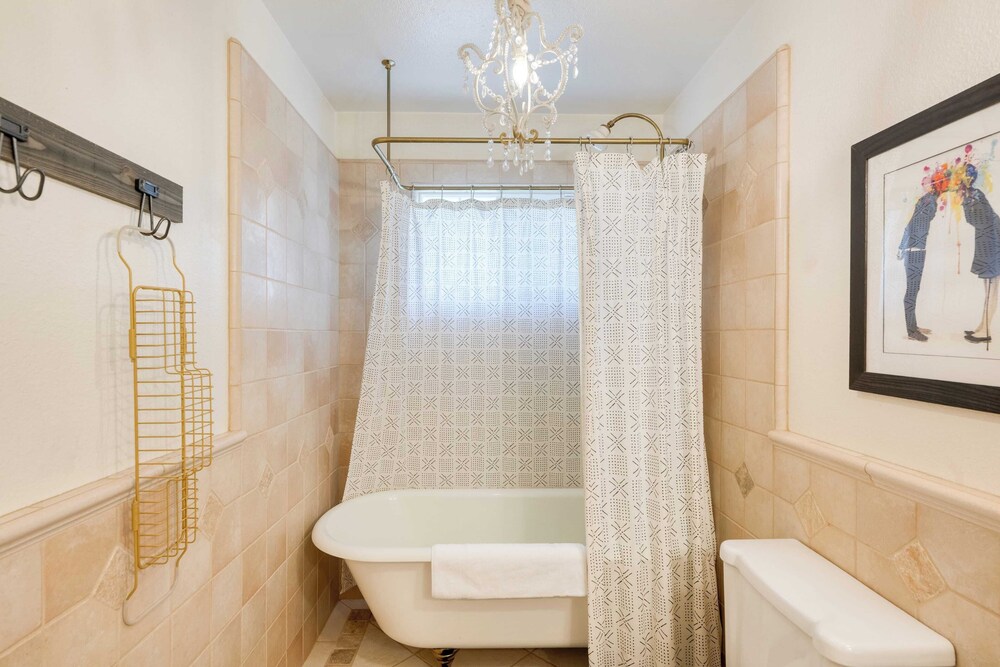 Pool + Hot Tub + Firepit + Game Room Minutes From Sebastopol & Russian River Baker Lane Retreat