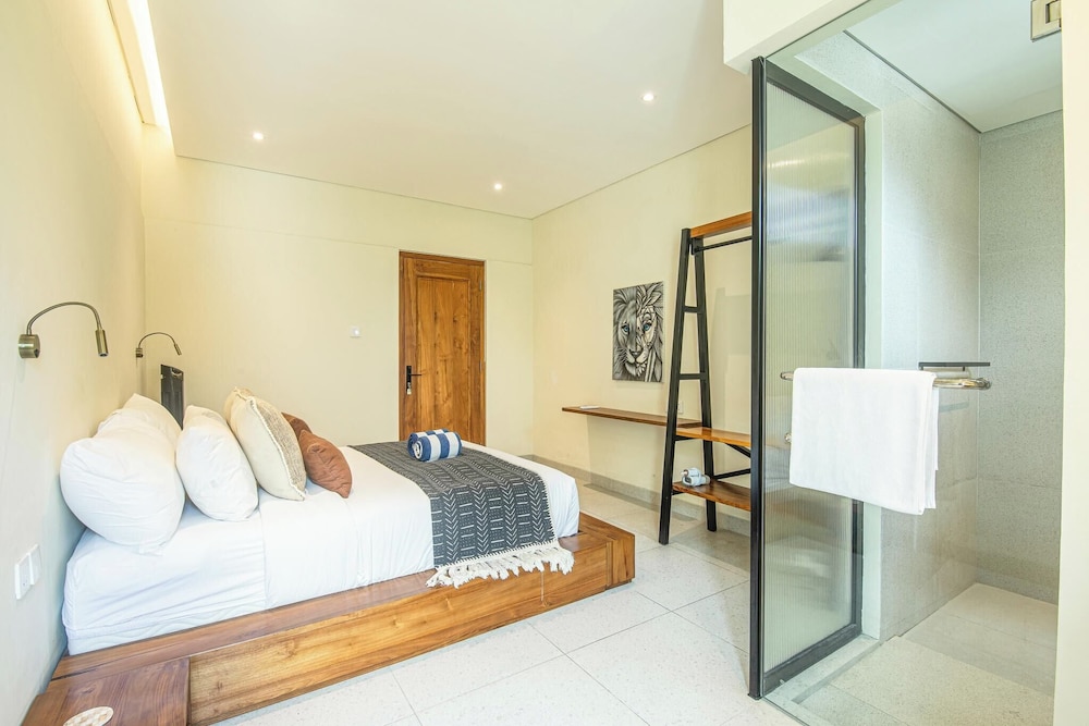 Chic 4-br Villa in Central Seminyak, Beach 5 Mins