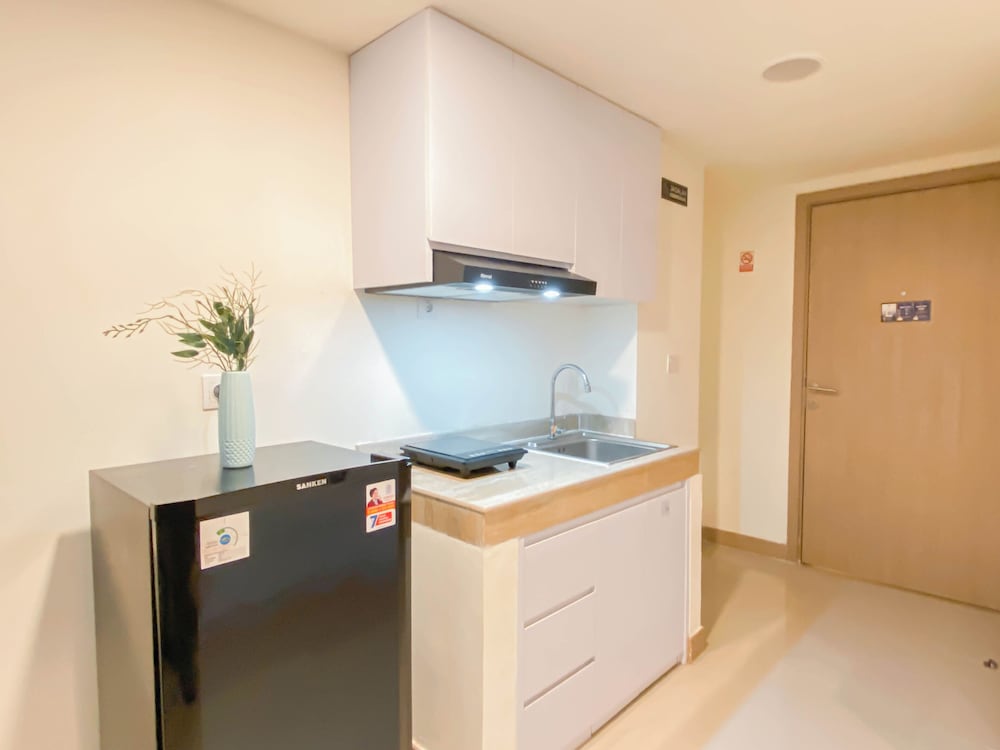 Relaxing Studio Room At Meikarta Apartment