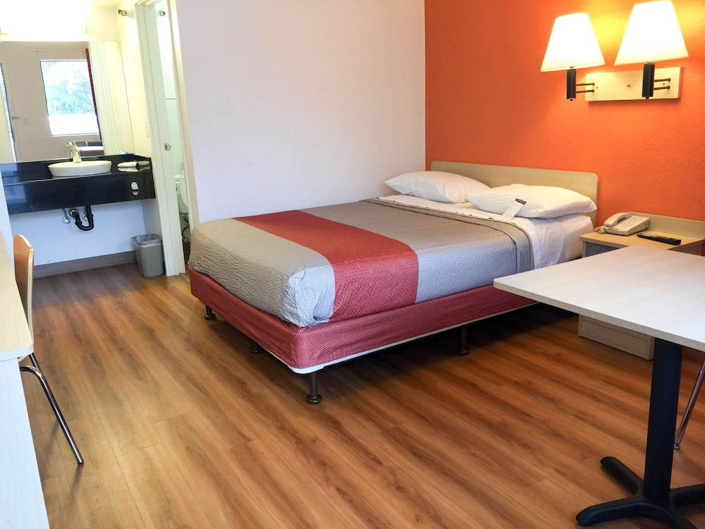 Motel 6 Roseville, MN - Minneapolis North