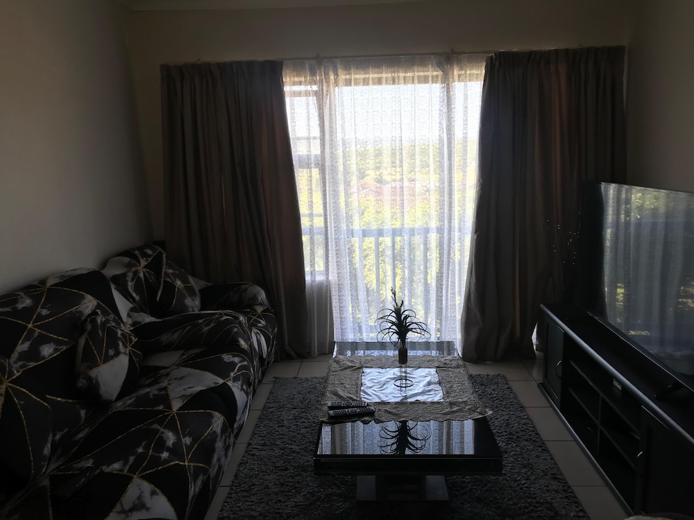Relax and Unwind in a Beautiful Open-plan Space!