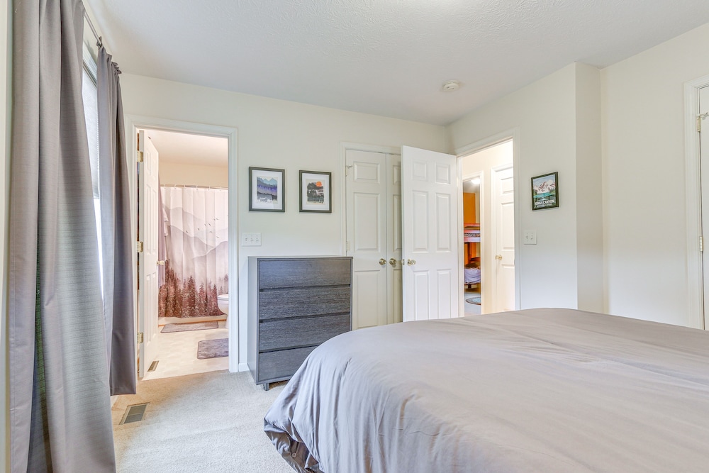 Charming Shenandoah Retreat w/ Deck & Grill! view 3