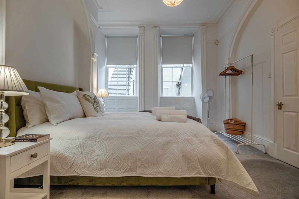 Garden Flat Apartment in Grosvenor Place