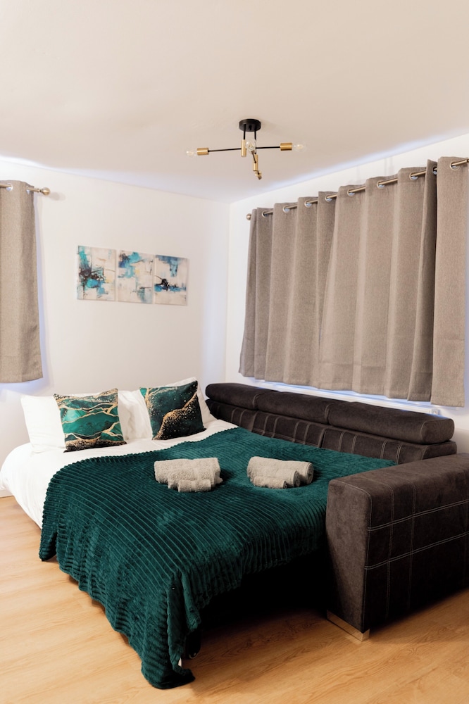London Chic Apt, Great Location Free Parking