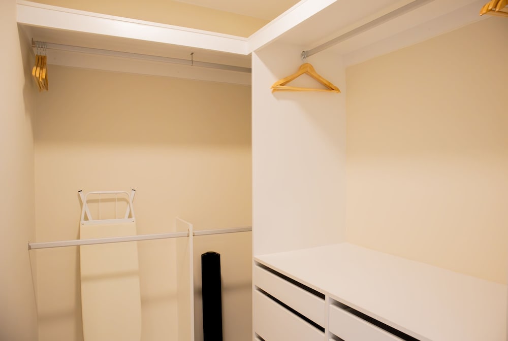 w Enchanting 2BR w Balcony Near Kennedy Park