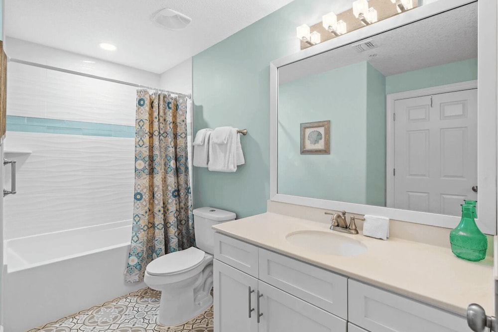 Beach Breeze by Avantstay Beachfront, Beach Chairs Included, 2 Pools!