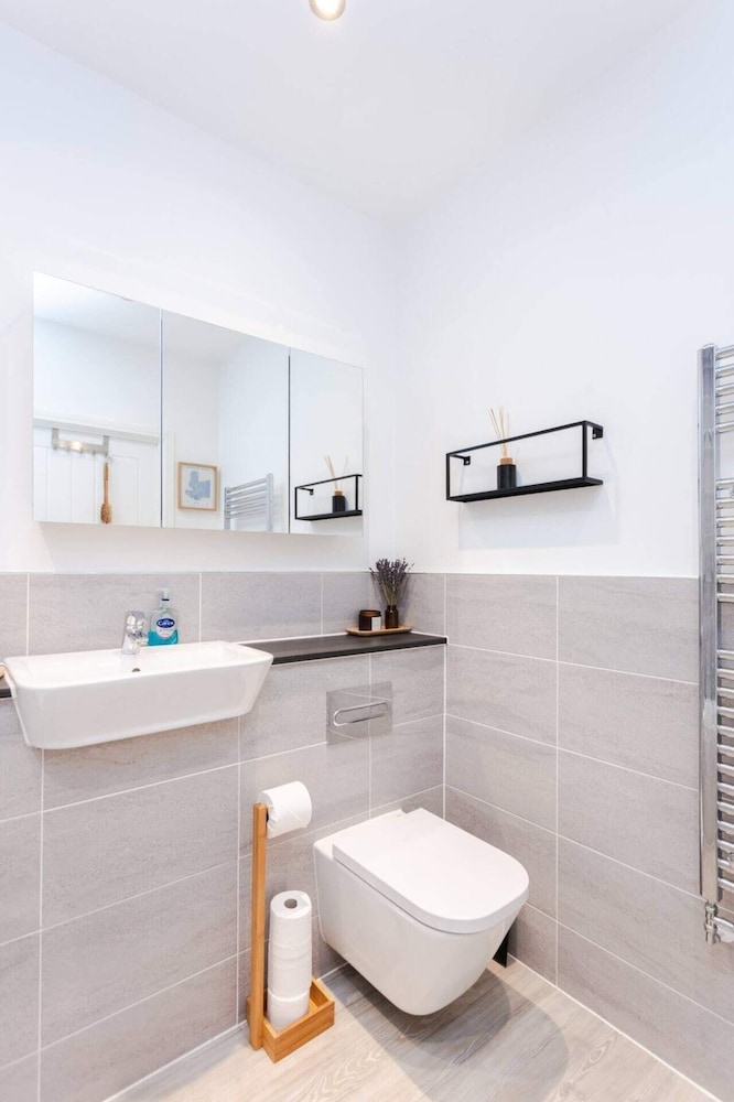 Bright 1 Bedroom Apartment in Hackney Wick With Balcony