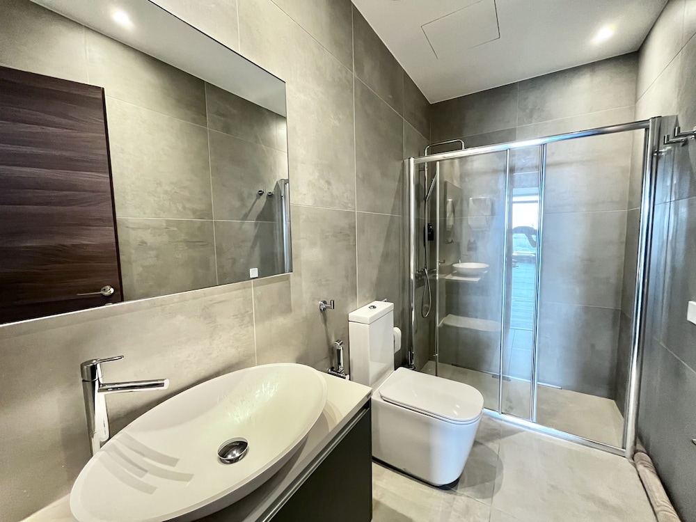 128 LIM - 2001 Stay Only Tower Suite
