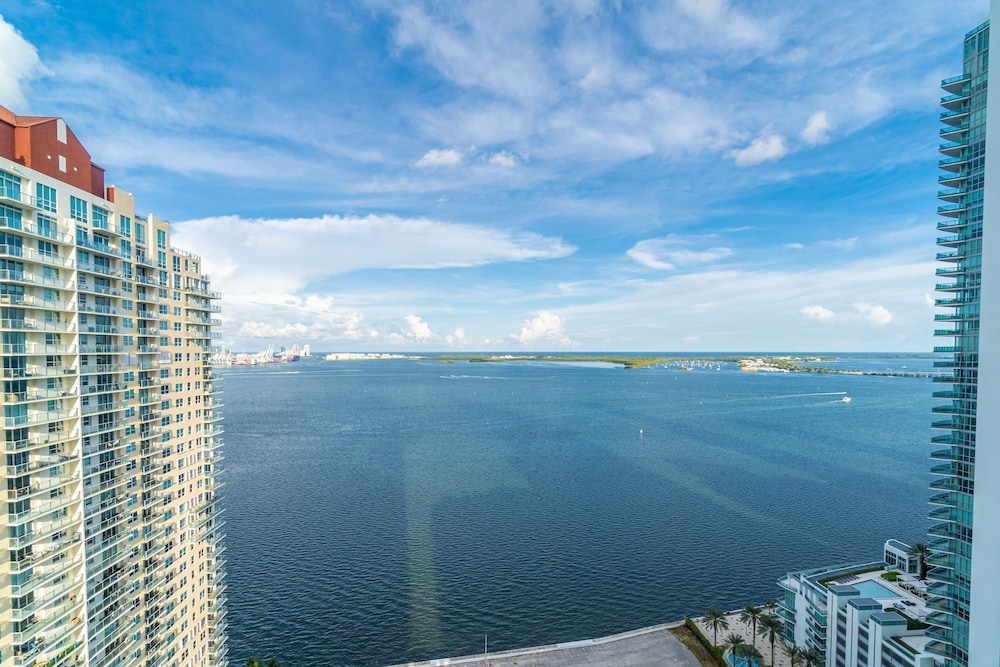 Luxury Apartments W Pool & Ocean views