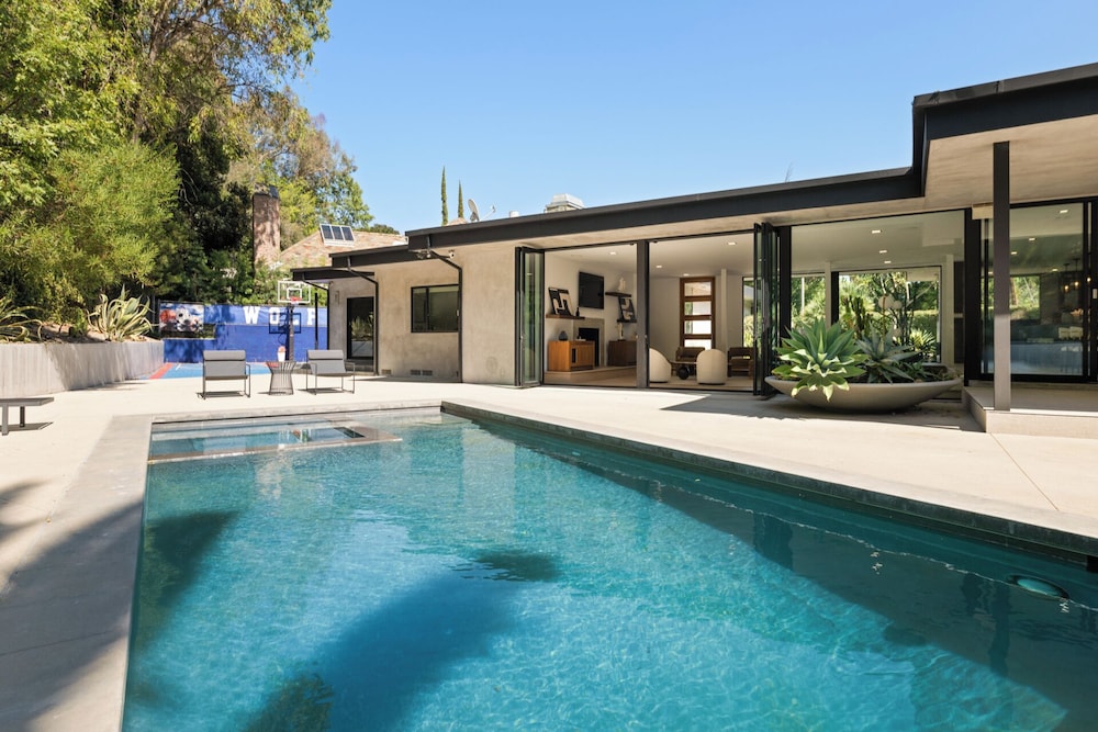 Valea Estate - Secluded Beverly Hills Retreat 1-acre Oasis
