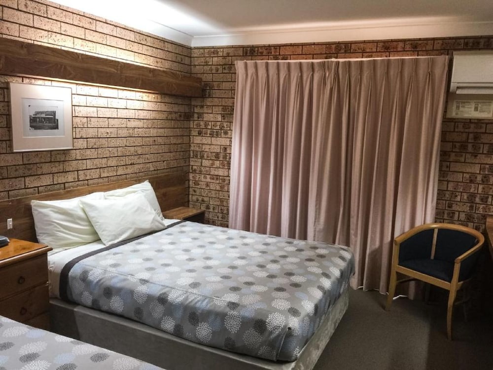 Ten Dollar Town Motel