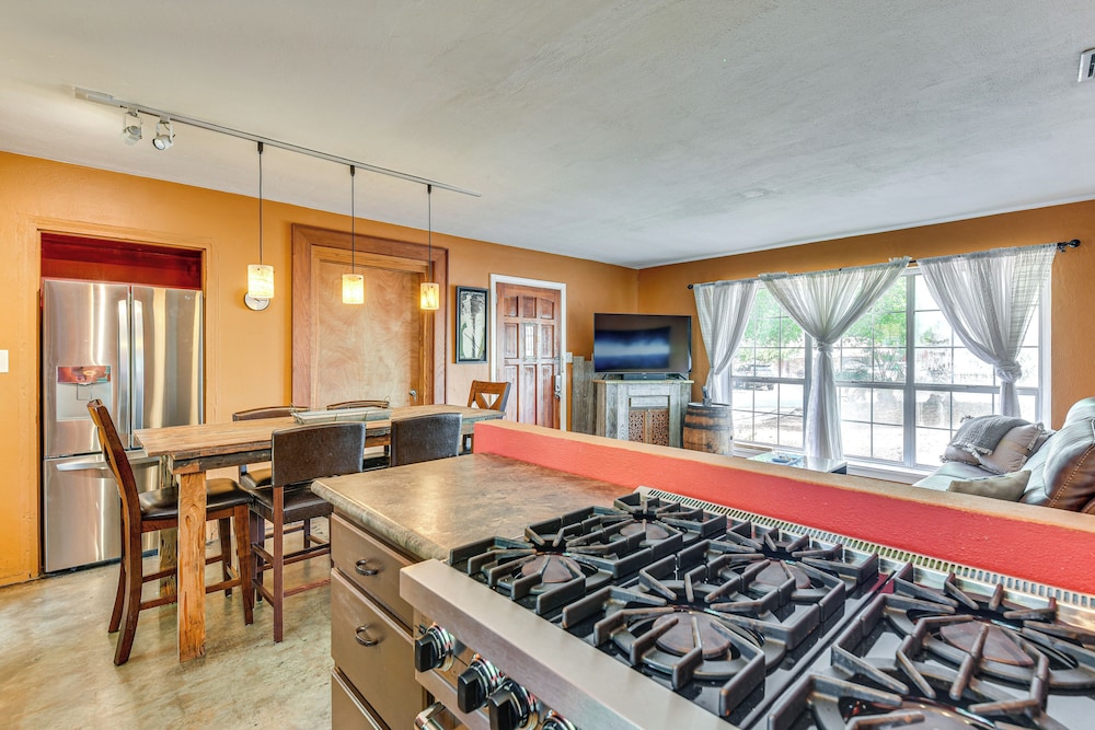 Fort Walton Beach Home ~ 2 Mi to Okaloosa Island!
