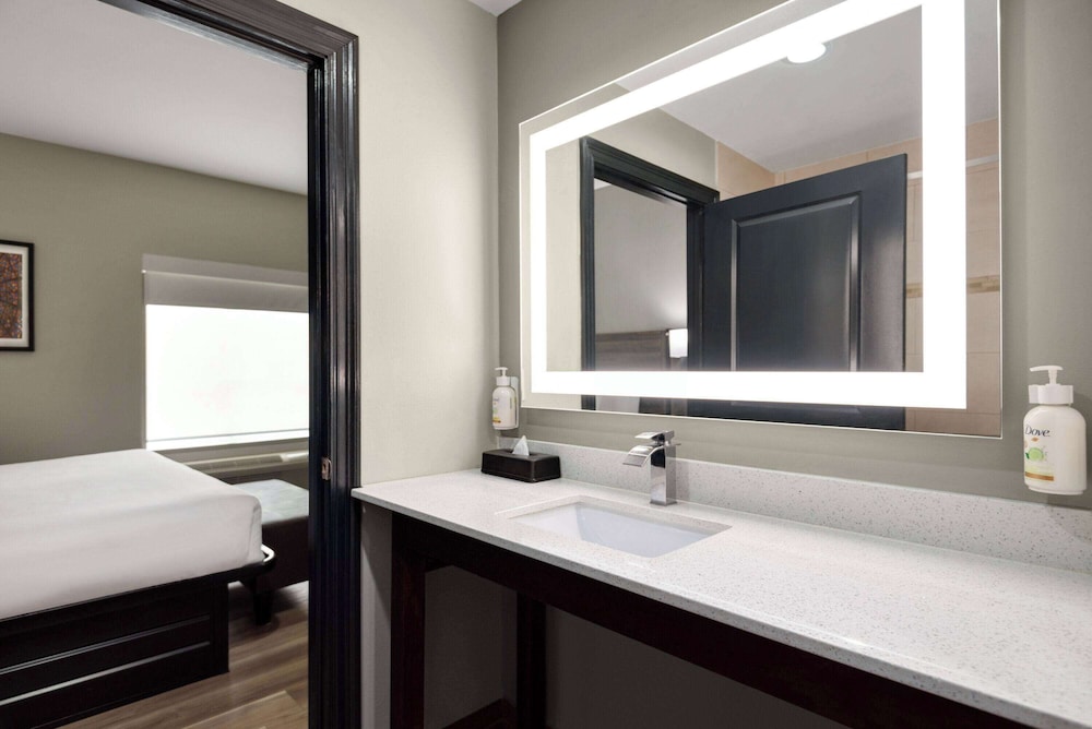La Quinta Inn & Suites by Wyndham Gonzales LA