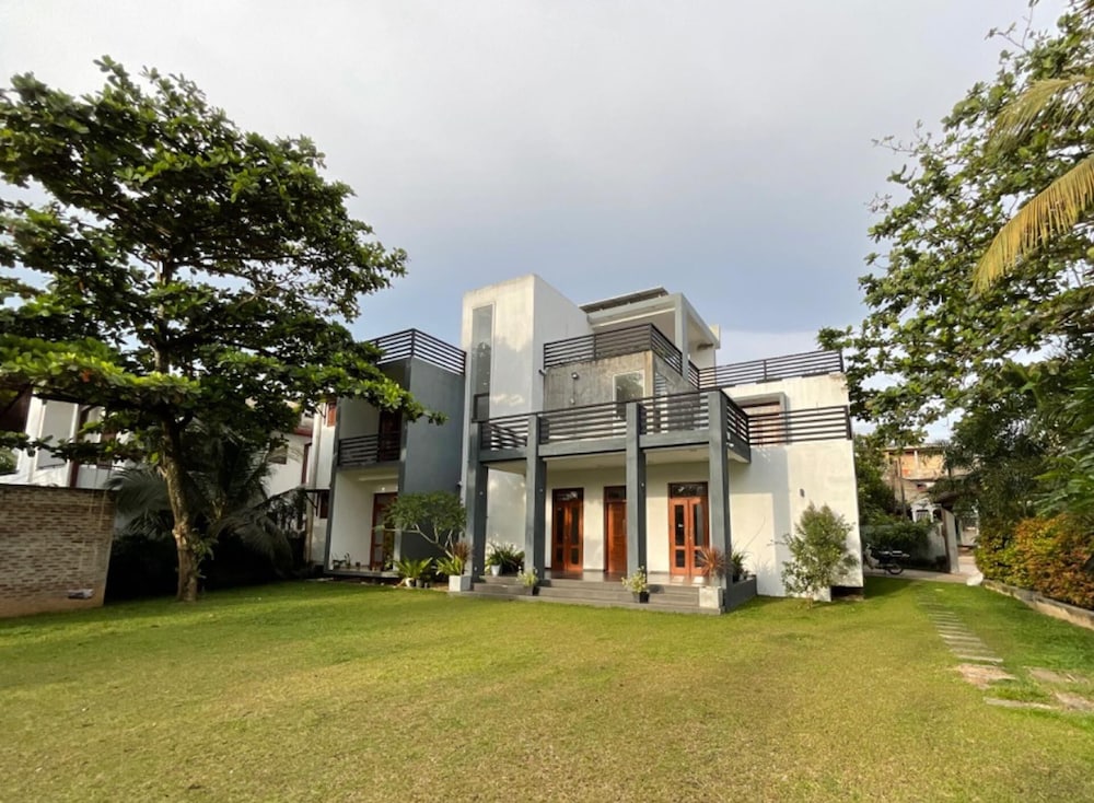 Spacious Stand-alone 2-bed Villa in Galle view 4