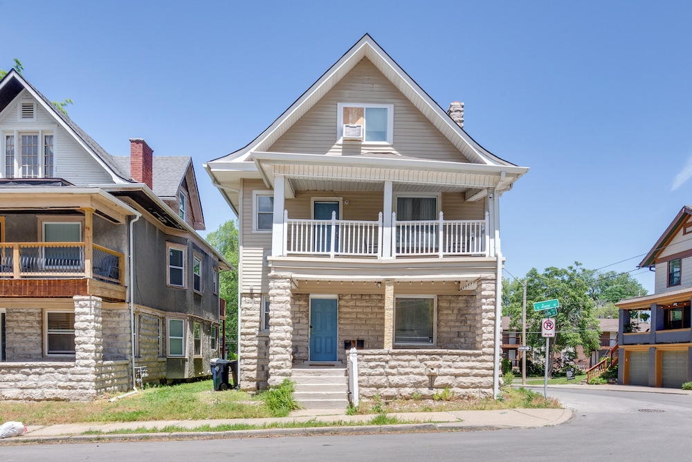 Luxurious 2BR Kansas City Condo Near Downtown