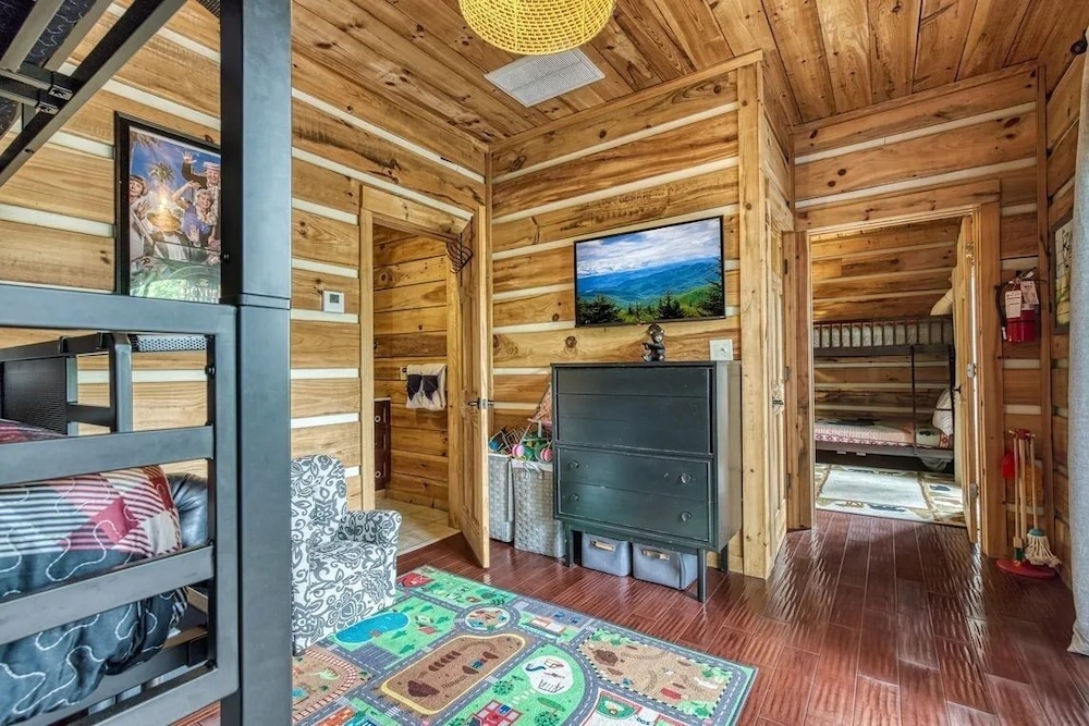 Hillbilly Hideaway 4 Bedroom Cabin
