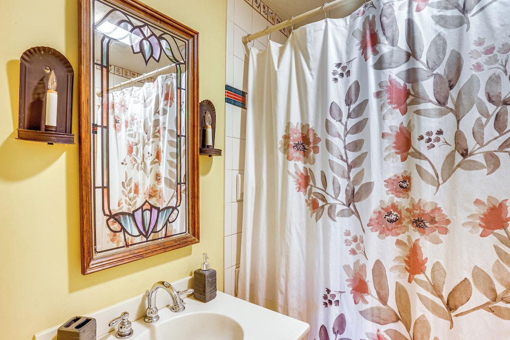 8 Mi to Reading: Spacious Farmhouse Retreat!