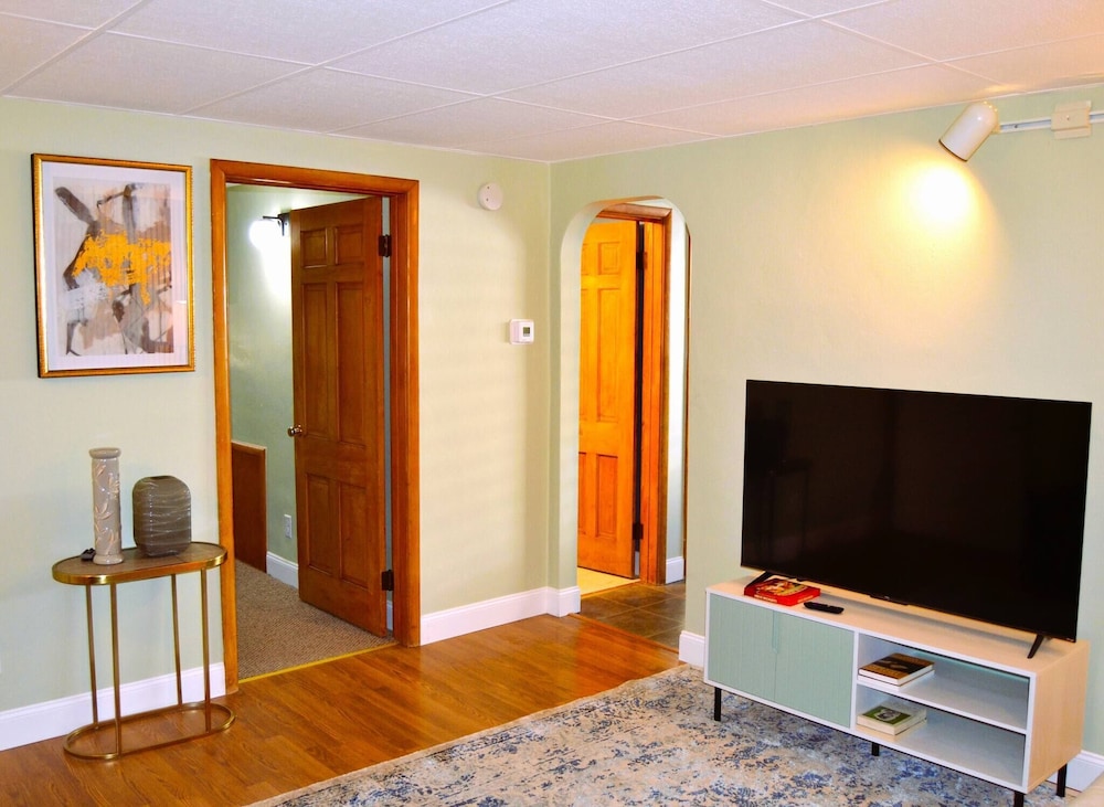Red 4 Apartment - Experience the Comfort of This Charming