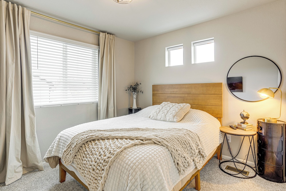 13 Mi to Dtwn Denver: Spacious Home w/ Balcony!