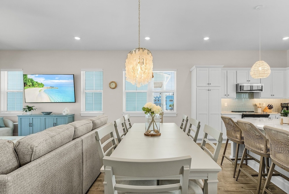 209 Seabreeze Escape: NEW Spacious 5-Bedroom Pool Home 5 Home