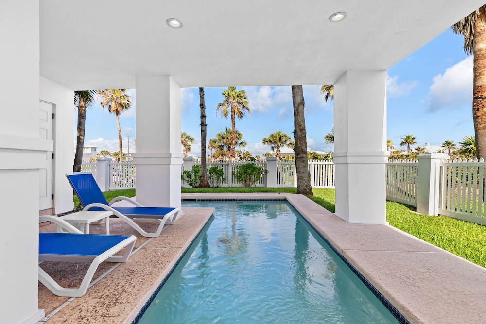 Kar - Private House Just Steps From Beach Access 4 Bedroom Home by RedAwning