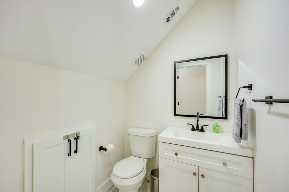 1 Mi to Dtwn San Antonio: Sleek Bungalow w/ Yard!