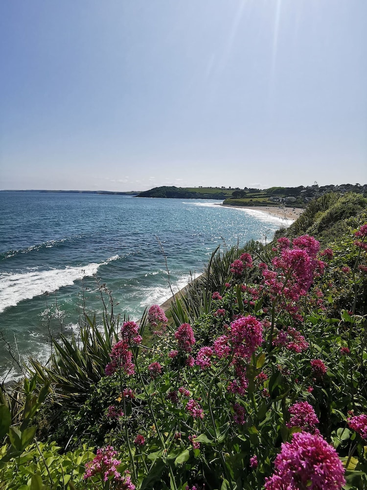 Bright Welcoming Falmouth Home Garden Parking