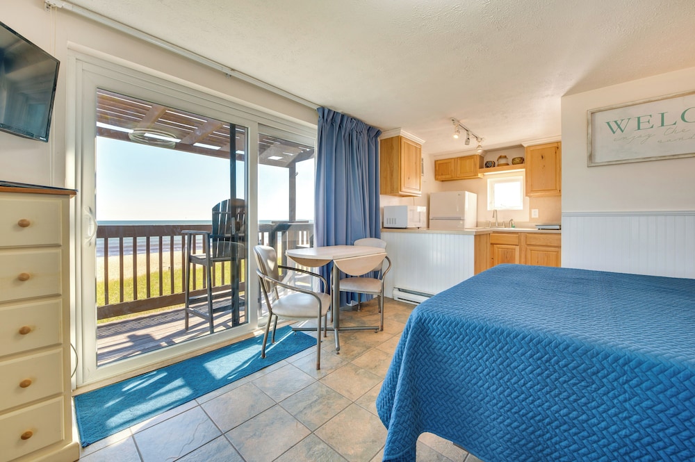 'beachfront 12' Condo on Old Orchard Beach