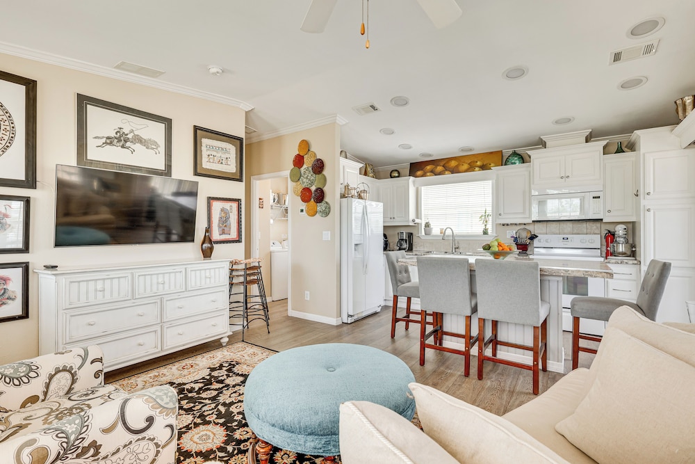 4 Mi to Fort Myers Beach: Home w/ Resort Perks!