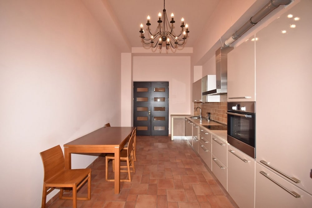 Spacious Apartment by Luxe Group TT606