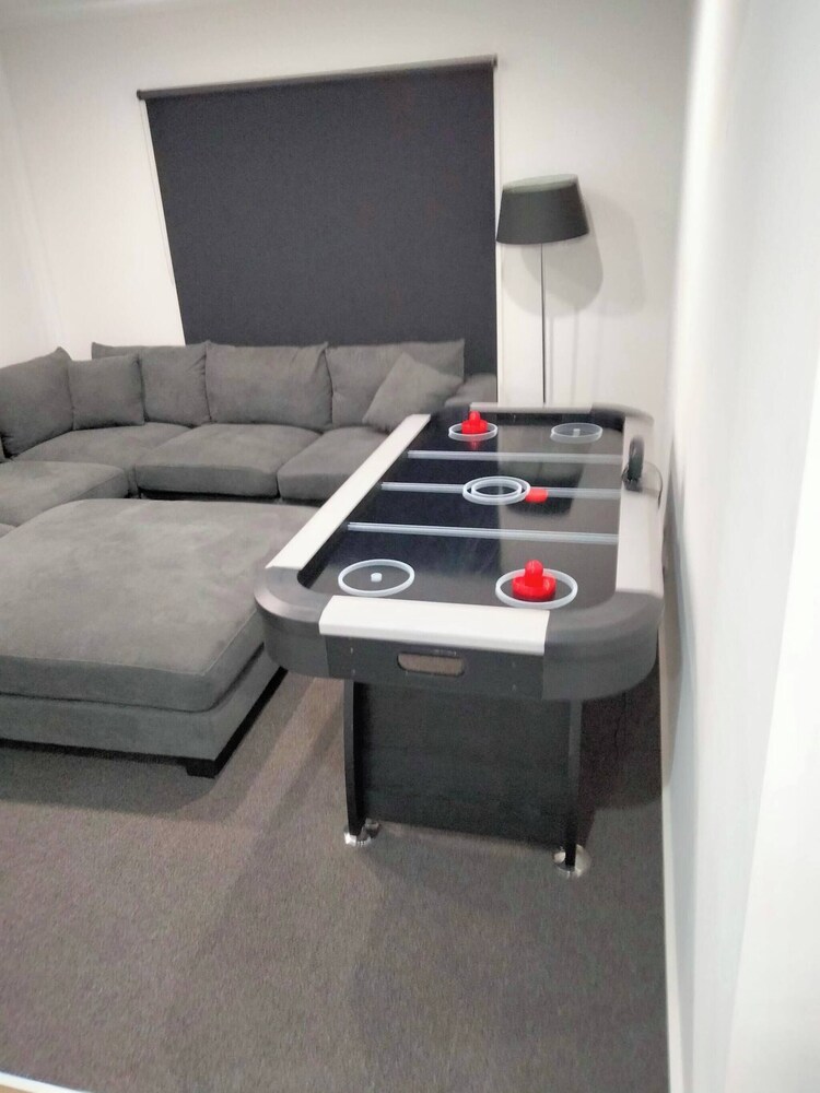 Modern & Cosey 4bedroom House Walk to Beach