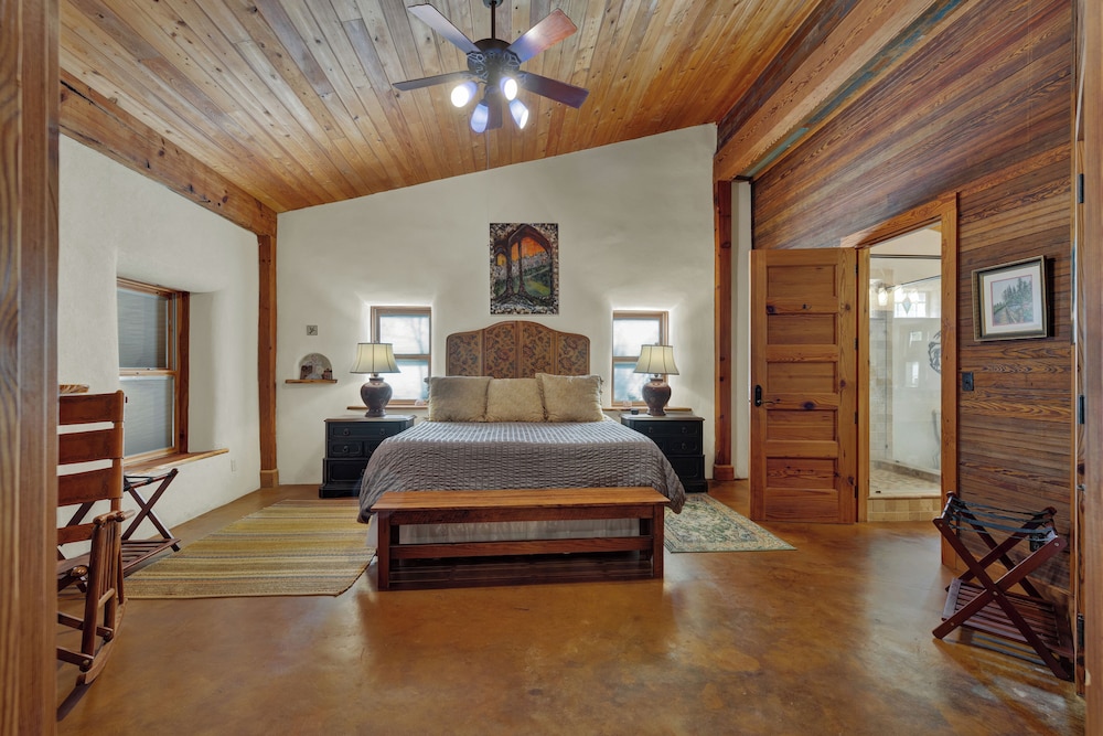 The Willows Casa Grande + Sundown Suite Sleeps 13 - Close to Main St