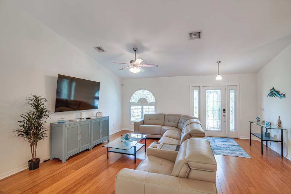Game Room & Hot Tub: Easy Cape Coral Adventures