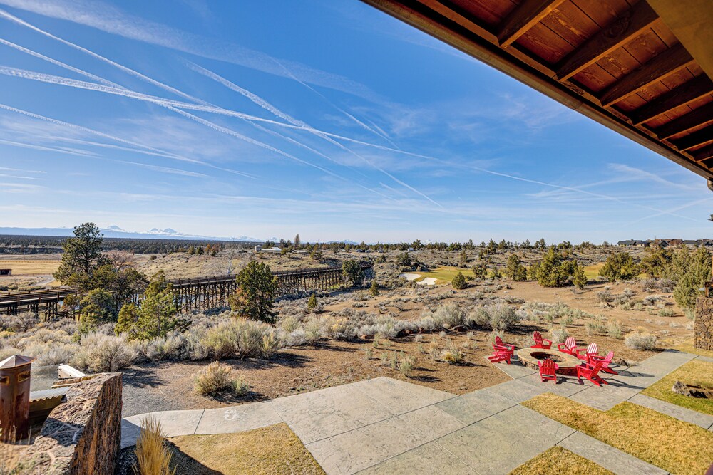 Mountain-view Cabin Near Trails in Powell Butte!
