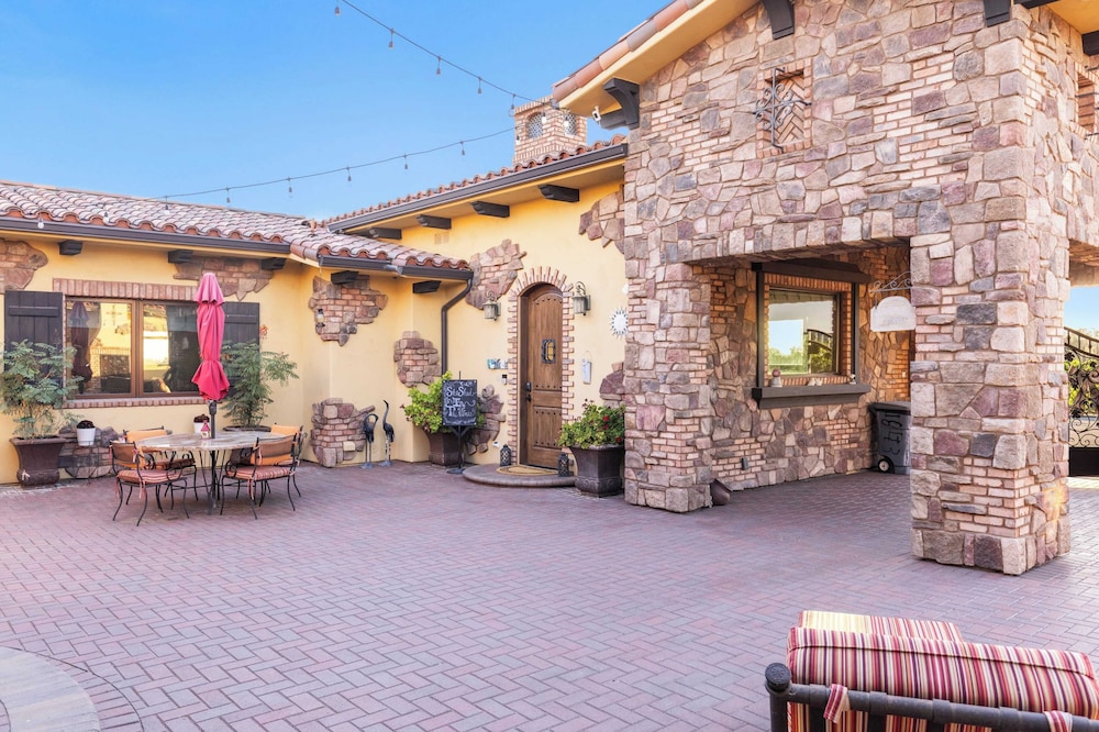 2 Homes in Bella Vista Rd by Avantstay Sleeps 8, Vineyard Views, Patios & Fireplace in Temecula Wine Trail