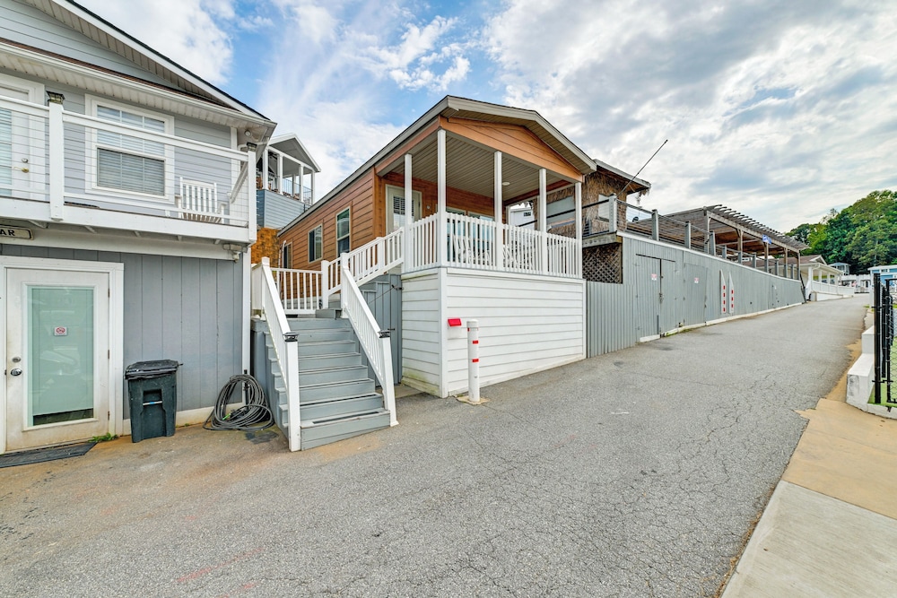 Waterfront Living & Resort Perks! Lake Norman Stay
