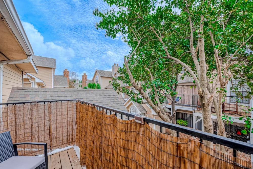 Upscale 1BR Condo in Med Center