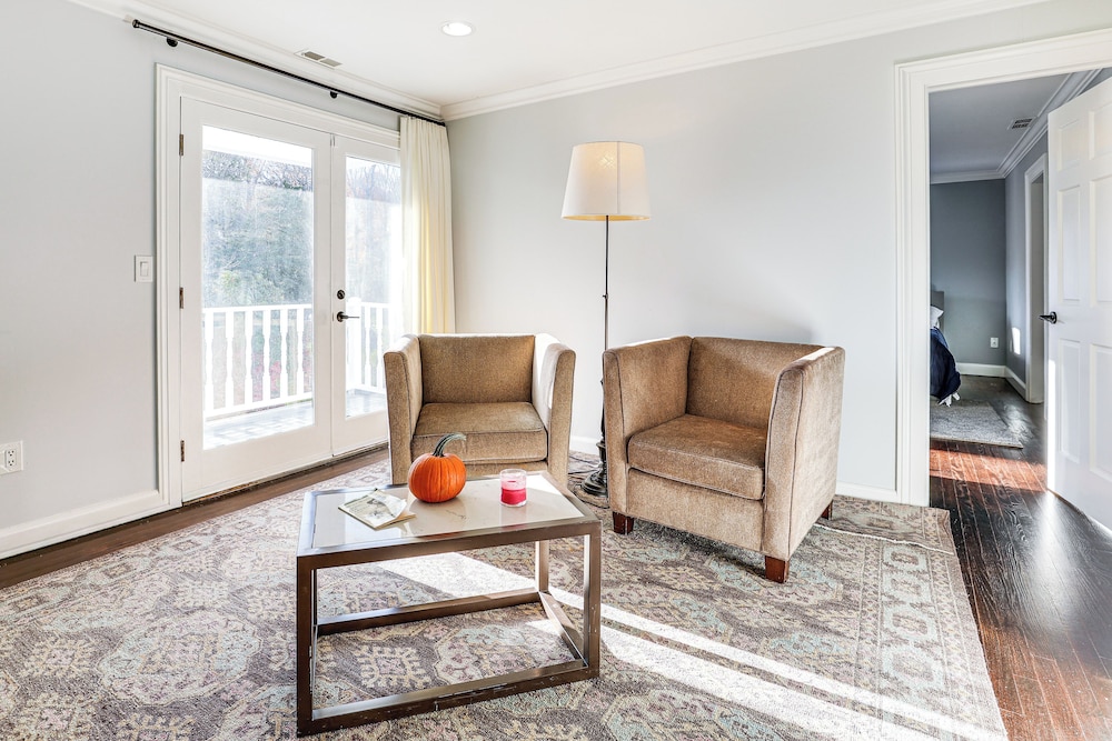 High-end Estate in Norwalk: Quiet & Spacious!