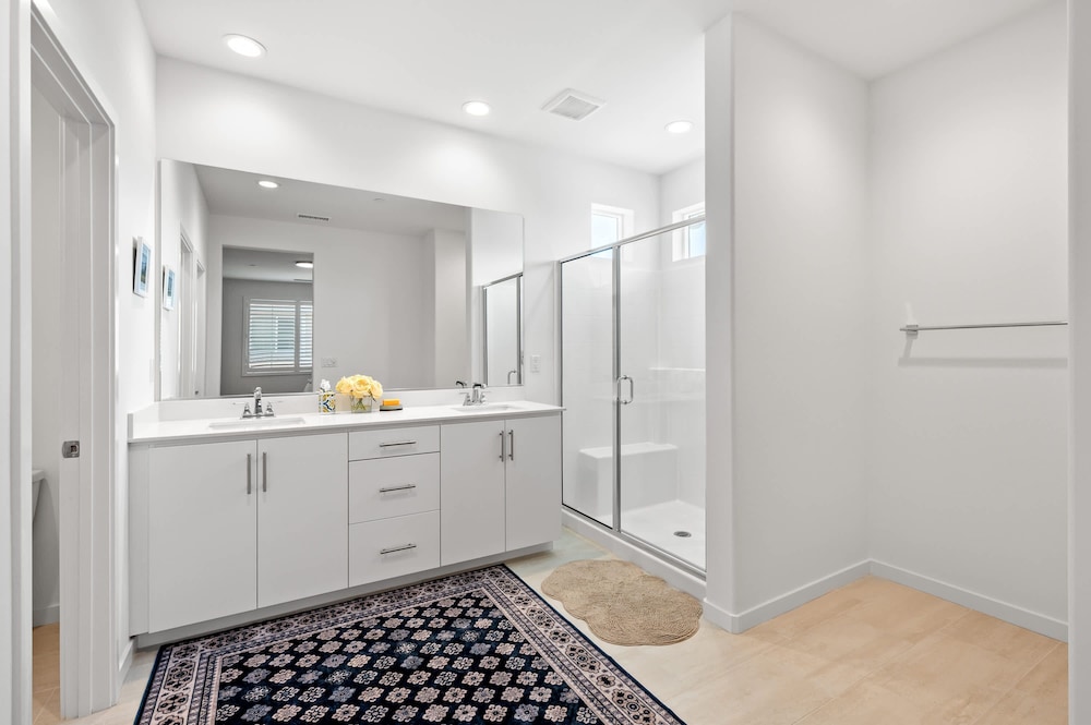Spacious 5BR Getaway w Game Room Modern Comfort