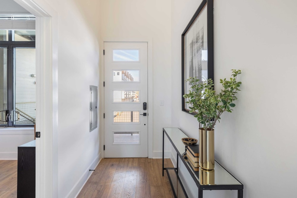 New Build 2 Condos Minutes From Downtown Nashville Dining & Entertainment